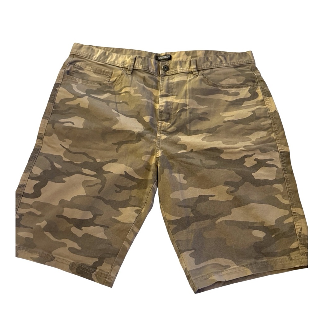 Men’s NWOT Divided Camouflage 36W Shorts - Picture 1 of 5